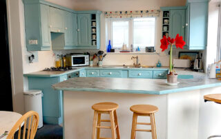 Kitchen: breakfast bar kitchen at Tamsin's Loft